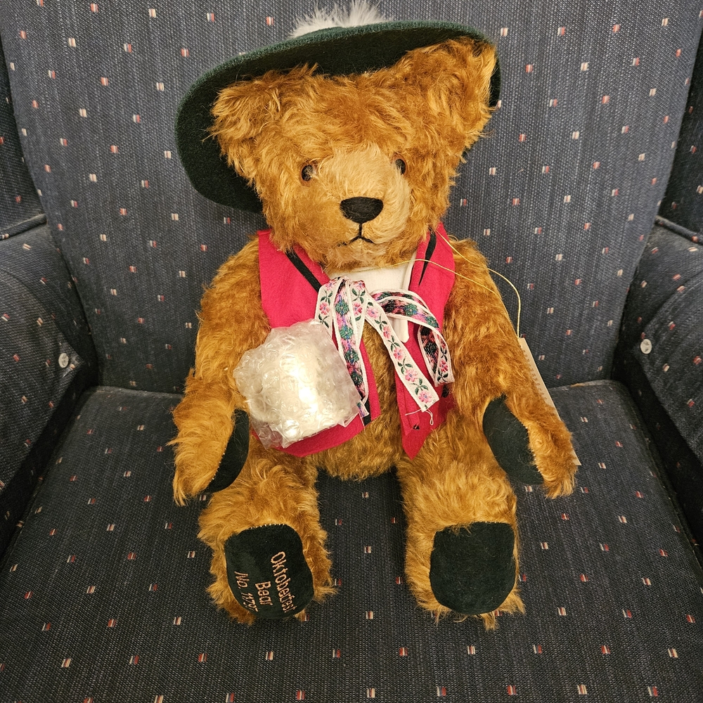 Oktoberfest 17" Musical Ltd. Edition Bear